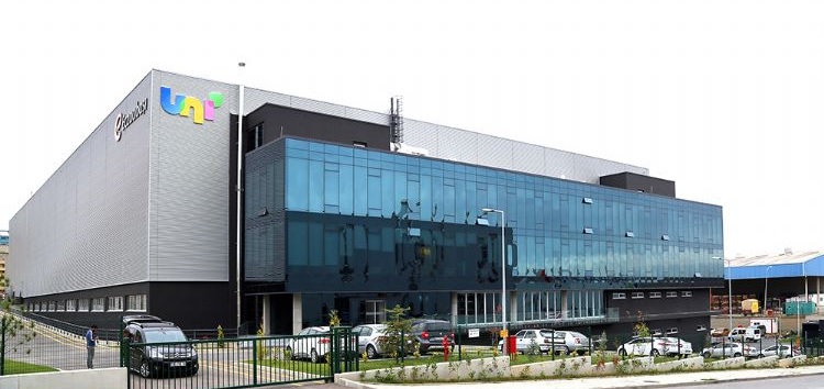 Eczacıbaşı Hijyen fabrikasının cam kaplı idari cephesi ve üretim binası