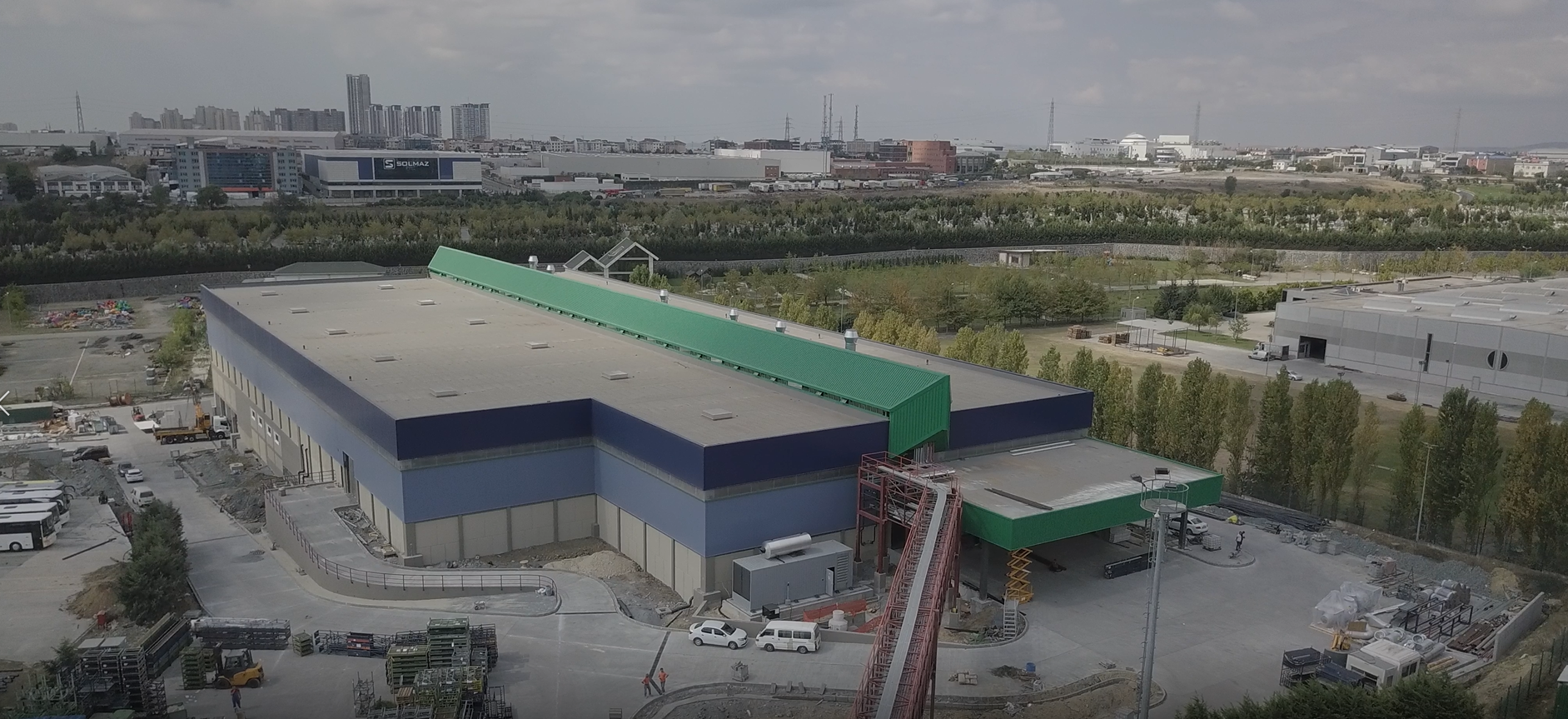 Mercedes-Benz Türk Bina-19 · Fabrika binasının dış görünümü